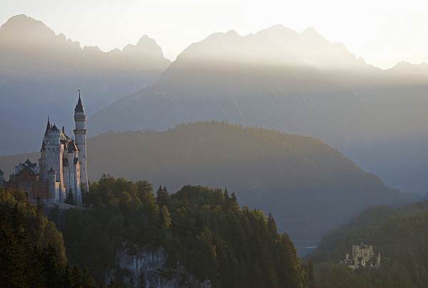Koenigsschloesser-Neuschwanstein-und-Hohenschwangau-in-Schwangau-im-Allgaeu-im-Herbst.jpg