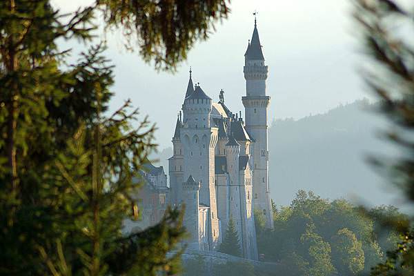 Schloss-Neuschwanstein-in-Schwangau-in-Bayern-im-Herbst.jpg