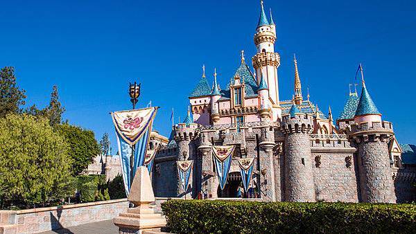sleeping-beauty-castle-walkthrough-02.jpg