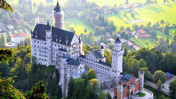Beautiful spring Neuschwanstein Castle wallpapers 1600x900.jpg