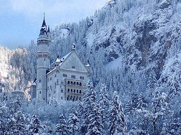 neuschwanstein_winter_below.jpg