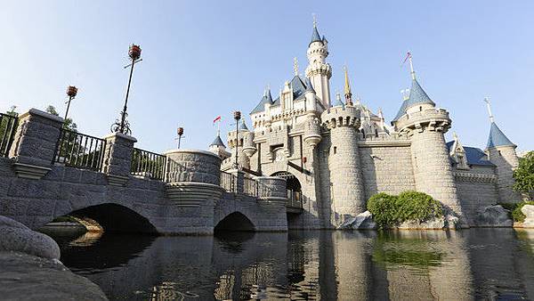 sleeping-beauty-castle-hero-00.jpg