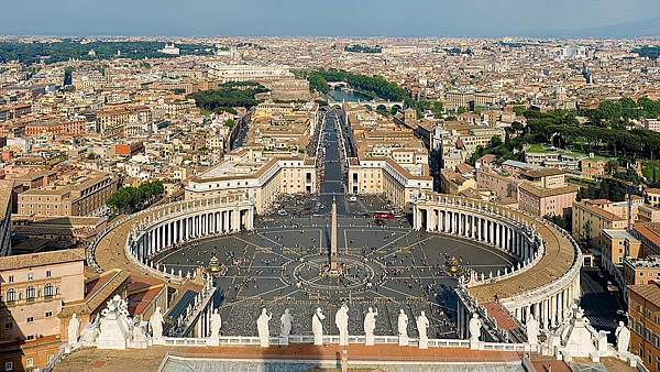 1170px-St_Peter%5Cs_Square,_Vatican_City_-_April_2007.jpg