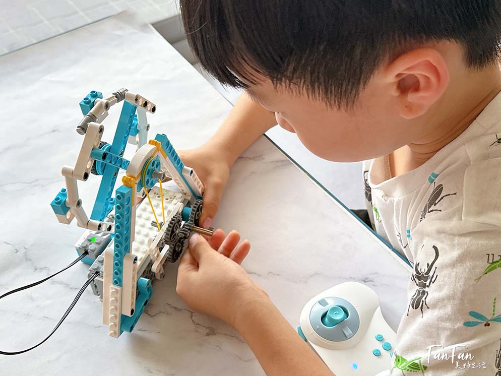 程式積木編程玩具推薦|AI世代必備的入門編程STEAM玩具!程式積木360合一編程套裝與72合一編程套裝,搭建會動會走的樂高機器人,在家也能玩樂高積木學科學及基礎編程! - 第14張圖 程式積木編程玩具推薦|AI世代必備的入門編程STEAM玩具!程式積木360合一編程套裝與72合一編程套裝,搭建會動會走的樂高機器人,在家也能玩樂高積木學科學及基礎編程!