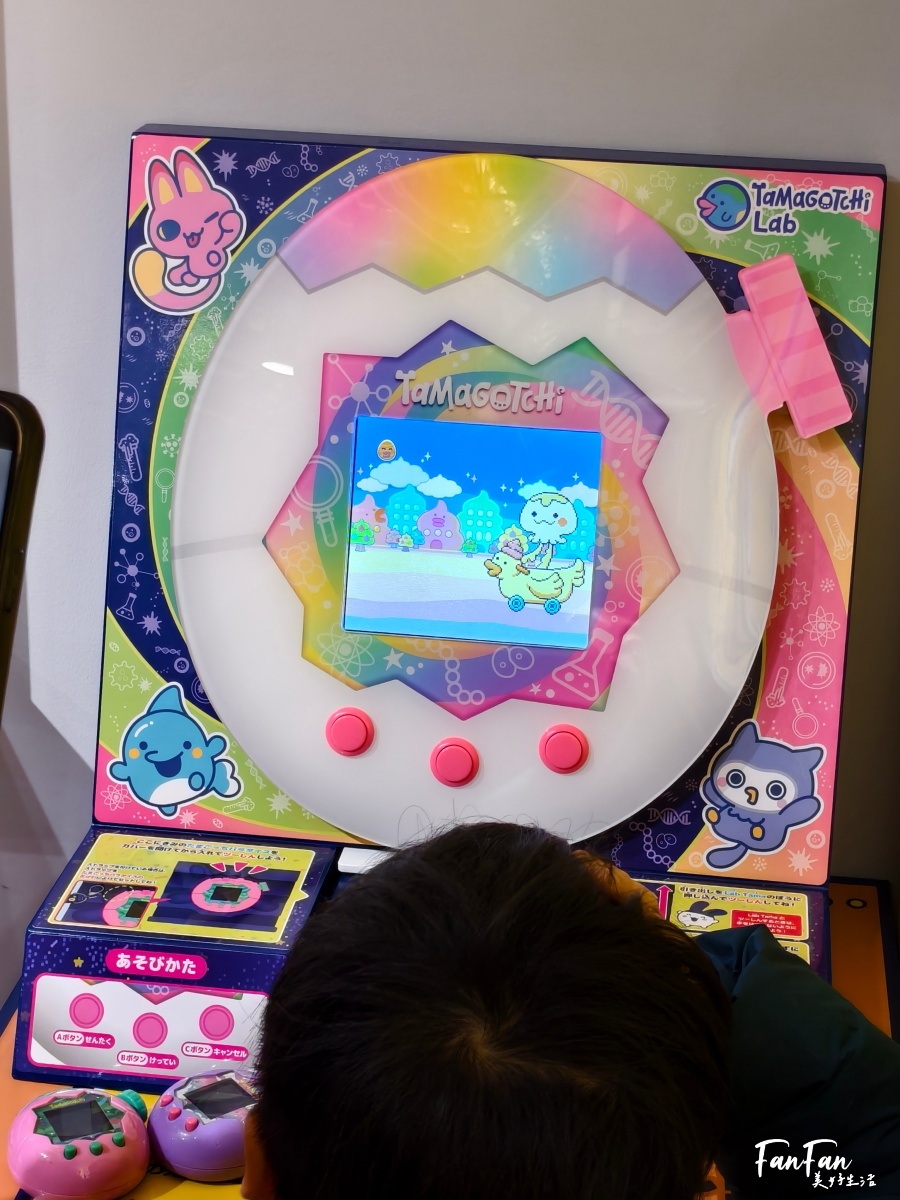 來去Tamagotchi factory原宿體驗概念店！Lab Tama連線交換最新道具、超萌必敗限定款迷你公仔造型瓶！たまごっち ふぁくとり